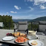 Hilltop House - Unforgettable Apartmán *