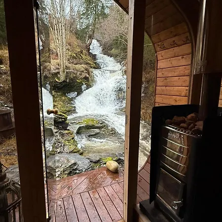 - Sauna, Hot Tub & Private Waterfall アパート *
